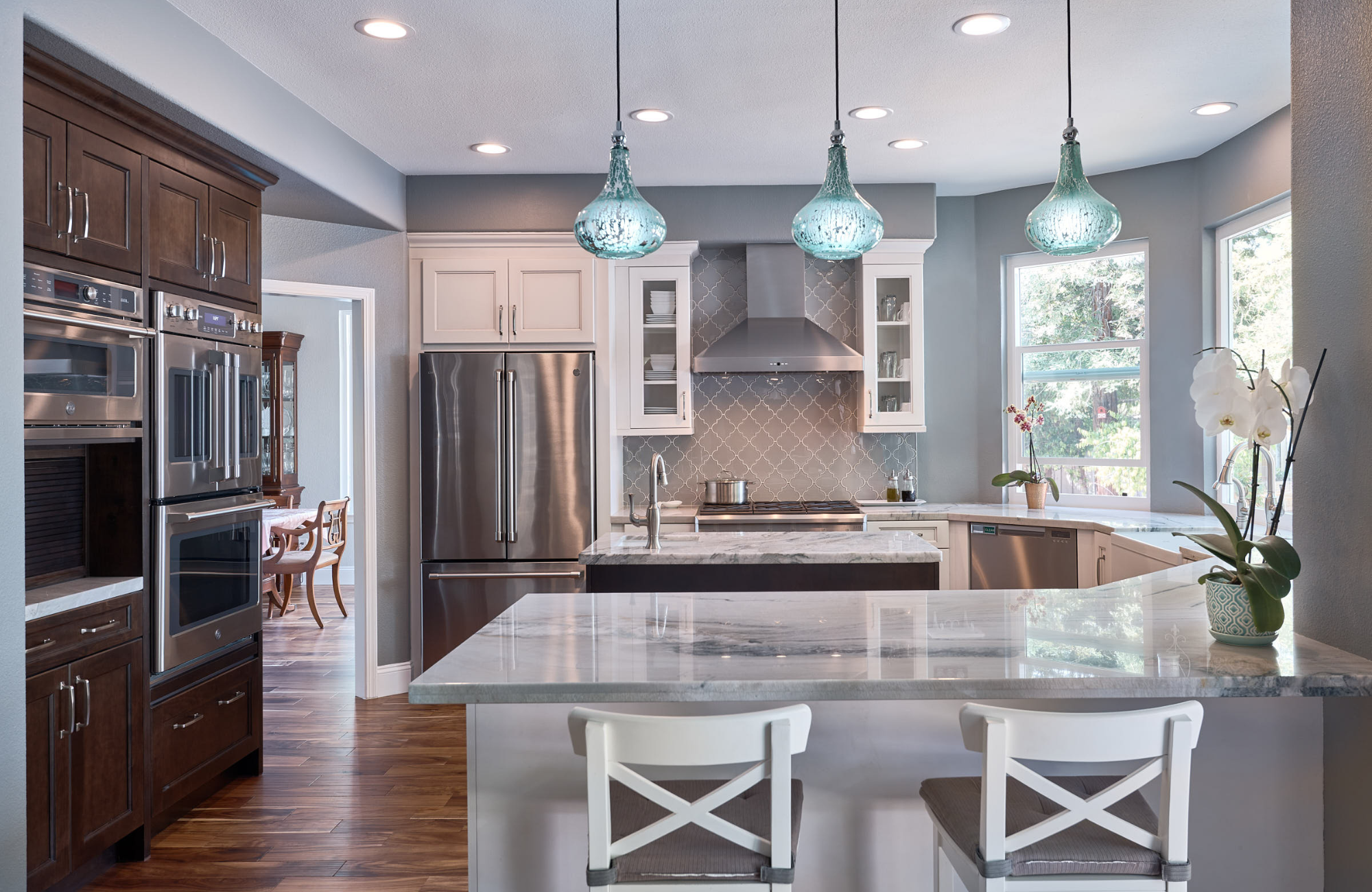 raashi-design-berkeley-ca-color-and-light-to-create-designer-looking-home-transitional-modern-kitchen-interior-design